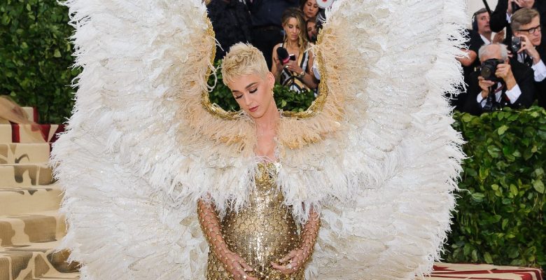 Katy Perry hem taç giyme törenine katılacak hem de sarayda kalacak