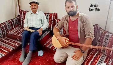 Köy köy geziyor türküleri derliyor Köy köy geziyor türküleri derliyor