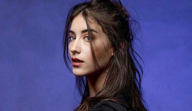 Hazal Kaya, saçlarını altın sarısına boyattı!