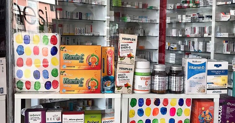 Biometrik Resimler eczane vitrinlerinde