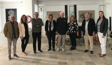 Kızlar okusun diye sergide buluştular