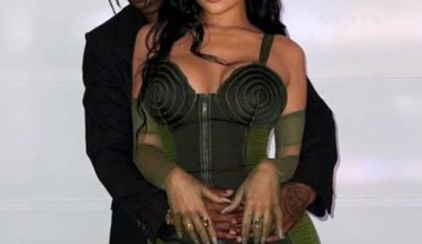 Kylie Jenner’dan hamilelik pozu