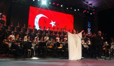 Haluk Levent, Rus Kızılordu Korosu ile Manavgat’ta konser verdi