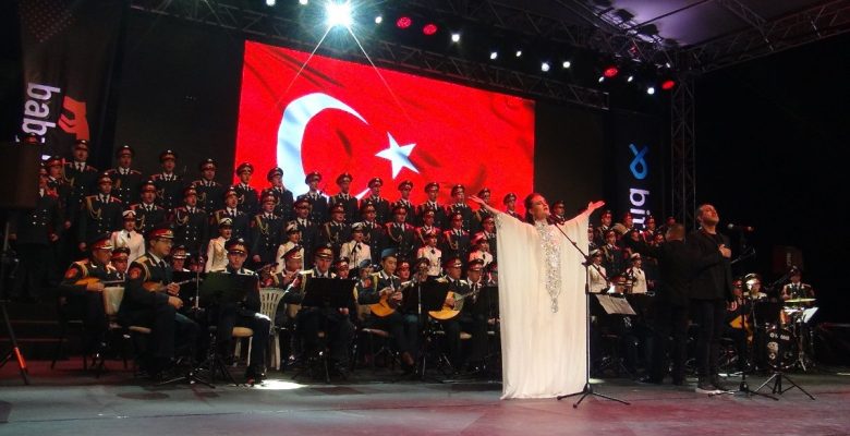 Haluk Levent, Rus Kızılordu Korosu ile Manavgat’ta konser verdi