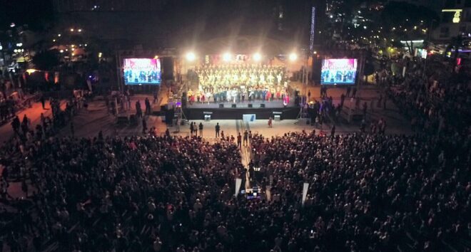 Kızılordu Korosu Haluk Levent’le konser verdi