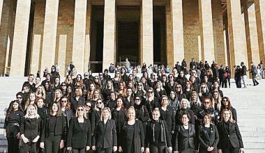 Anıtkabir 100 kadının topuk sesiyle inledi