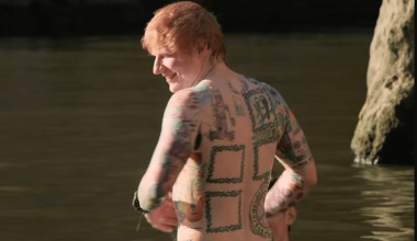 Ed Sheeran’dan dövme şovu Ed Sheeran’dan dövme şovu