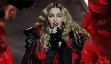 Madonna dövme yaptırırken çocuklarını da yanında tuttu Madonna dövme yaptırırken çocuklarını da yanında tuttu