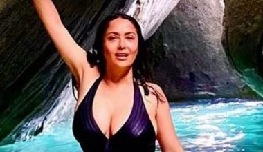 Ünlü oyuncu Salma Hayek, pozlarıyla beğeni topladı