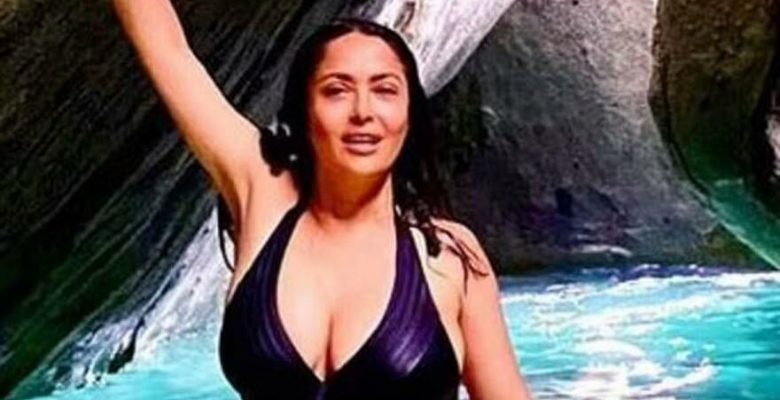 Ünlü oyuncu Salma Hayek, pozlarıyla beğeni topladı