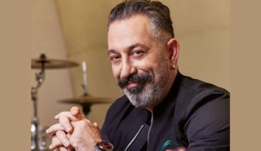 Cem Yılmaz duyurdu: ‘Karakomik Filmler’ serisinin senaryosu kitap oldu