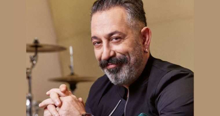 Cem Yılmaz duyurdu: ‘Karakomik Filmler’ serisinin senaryosu kitap oldu