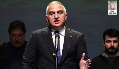 Bakan Ersoy, Atatürk Kültür Merkezi’nde sanatçılarla bir araya geldi: ’65 yaş’ geri adımı