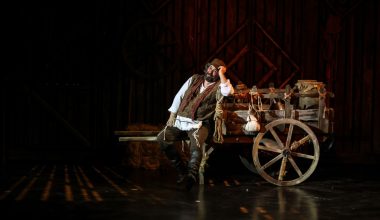 Tiyatronun süper kahramanı Emrah Eren