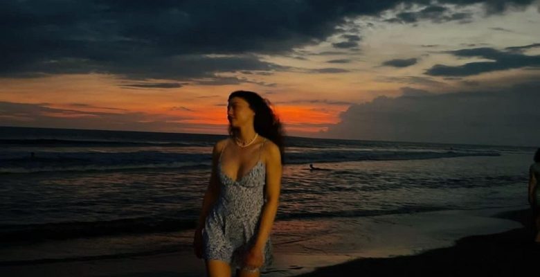 Burcu Özberk Bali’de tatilde