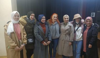 Tiyatrolardan Anadolu İzlenimleri: Düşevi Oyuncuları, Sardunya Kokan Kadınlar