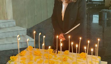 Duygu Asena’nın pastasını Zuhal Olcay kesti