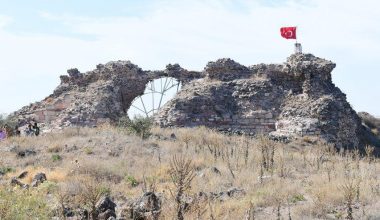 Osmanlı’nın ilk hutbeyi okuttuğu Karacahisar Kalesi gün yüzüne çıkıyor