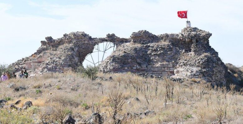 Osmanlı’nın ilk hutbeyi okuttuğu Karacahisar Kalesi gün yüzüne çıkıyor