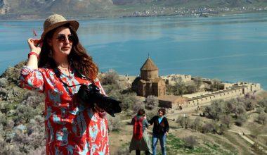 Çiçeklerle kaplanan Akdamar Adası’na fotoğrafçı akını