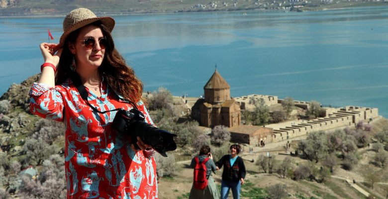 Çiçeklerle kaplanan Akdamar Adası’na fotoğrafçı akını