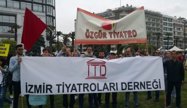 İzmir Tiyatroları Derneği 1 Mayıs’ta Alanlarda! İzmir Tiyatroları Derneği 1 Mayıs’ta Alanlarda!