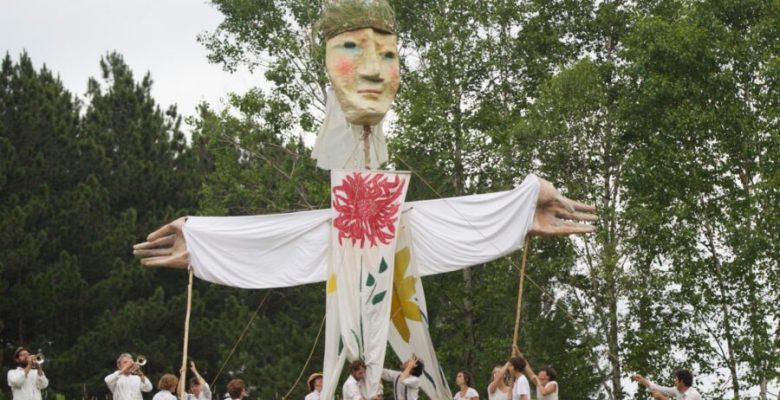 Dünyaca Ünlü Bread & Puppet Theater’ın Dev Kuklaları 17. İstanbul Bienali’nde