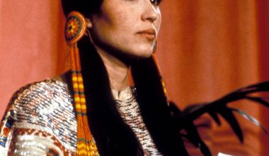 Kızılderili oyuncu ve aktivist Sacheen Littlefeather hayatını kaybetti