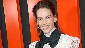 48 yaşındaki oyuncu Hilary Swank, ikiz bebek beklediğini duyurdu