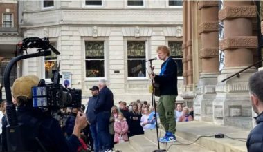 Ed Sheeran doğaçlama bir konser verdi