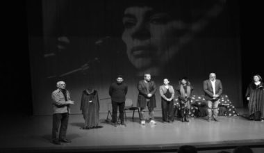 ‘Serçelerin Süvarisi‘‘ Sümeyra Çakır, 42 Yıl Sonra İstanbul‘da Tiyatro Seyircisiyle Buluştu