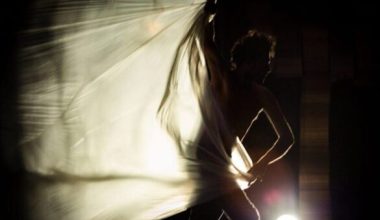 Emre Feza Soysal yazdı: “Şehirlere Bombalar Yağarken Sevişilir Mi?”