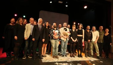 Nilüfer Kent Tiyatrosu’nun Yeni Oyunu “Bir Kumarbazın Ölüm Kılavuzu” Prömiyer Yaptı