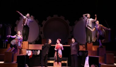 Saniye Ezgi Akyıldız yazdı: Eskişehir Şehir Tiyatroları’nın “Yaşasın Demokrasi”