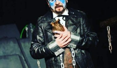 Erdem Topuz, “Mezarcı” Oyunu İçin Mezarlıkta Erdem Topuz, “Mezarcı” Oyunu İçin Mezarlıkta