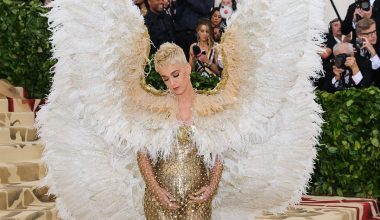 Katy Perry hem taç giyme törenine katılacak hem de sarayda kalacak
