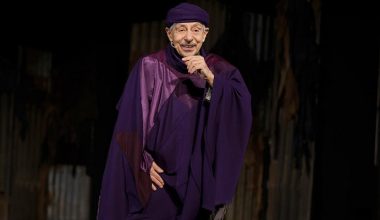 Zehra İpşiroğlu yazdı: “Parmak Diktatörün Sonu” Zehra İpşiroğlu yazdı: “Parmak Diktatörün Sonu”