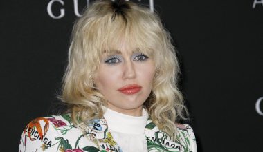Miley Cyrus ve Selena Gomez’den aynı güne şarkı müjdesi