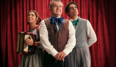 Çağlar Çorumlu’nun yönettiği ve başrolünde olduğu oyun eğlendirirken düşündürüyor Çağlar Çorumlu’nun yönettiği ve başrolünde olduğu oyun eğlendirirken düşündürüyor