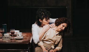 “Annemden Kalan Gül Ağacı Masanın Üzerinde Çaydanlık Beyaz Bir İz Bıraktı” “Annemden Kalan Gül Ağacı Masanın Üzerinde Çaydanlık Beyaz Bir İz Bıraktı”