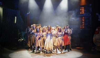 İstanbul DT’nin Yeni Oyunu “Kapıların Dışında” Seyirciyle Buluştu İstanbul DT’nin Yeni Oyunu “Kapıların Dışında” Seyirciyle Buluştu