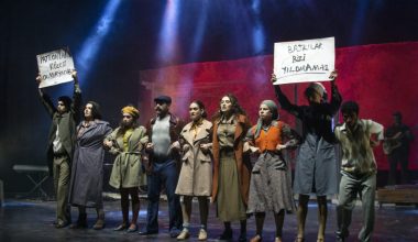 Yaz Aylarının Habercisi “ENKA Açık Hava Tiyatrosu” Yaz Aylarının Habercisi “ENKA Açık Hava Tiyatrosu”