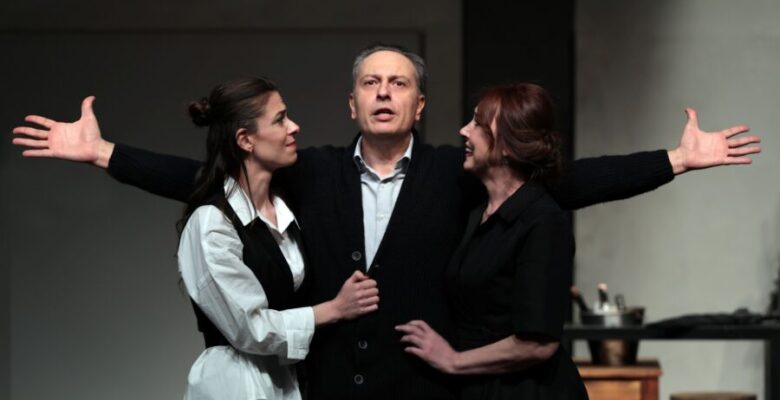 İBB Şehir Tiyatroları “Bir Halk Düşmanı” Oyunuyla Tuzla’da İBB Şehir Tiyatroları “Bir Halk Düşmanı” Oyunuyla Tuzla’da