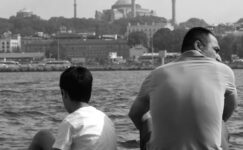 AYNI EVDE BABA’YA HASRET!