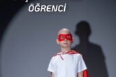 KIŞ GÜNÜNDE SAÇINI KAZITAN ÖĞRENCİ