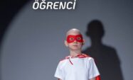 KIŞ GÜNÜNDE SAÇINI KAZITAN ÖĞRENCİ