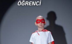 KIŞ GÜNÜNDE SAÇINI KAZITAN ÖĞRENCİ