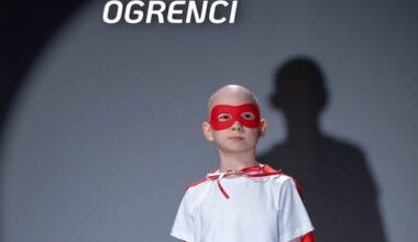 KIŞ GÜNÜNDE SAÇINI KAZITAN ÖĞRENCİ KIŞ GÜNÜNDE SAÇINI KAZITAN ÖĞRENCİ