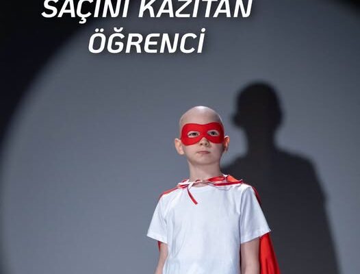 KIŞ GÜNÜNDE SAÇINI KAZITAN ÖĞRENCİ