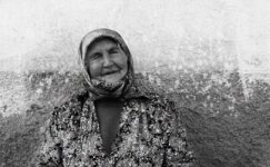 EVRENİN DİLİNİ ÖĞRENMİŞ BİLGE YAŞLILARIMIZ